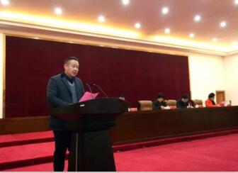 湖北昌利董事長(zhǎng)在“百企聯(lián)百村脫貧奔小康”動(dòng)員會(huì)宣讀倡議書(shū) 湖北昌利董事長(zhǎng)在“百企聯(lián)百村脫貧奔小康”動(dòng)員會(huì)宣讀倡議書(shū)